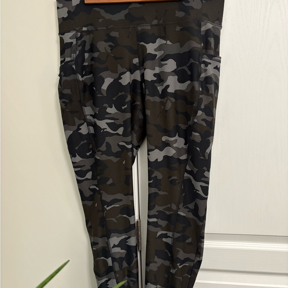 Livi Active Camouflage Leggings - Black and Gray